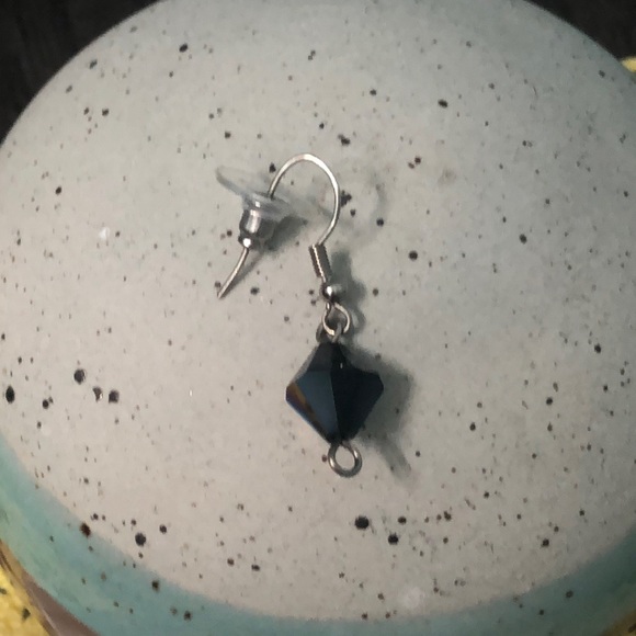 3 pairs of earrings. - Picture 6 of 6